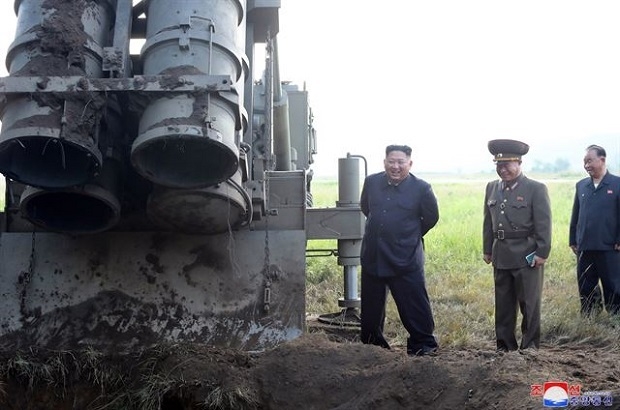 북한 김정은 국무위원장이 지난달 10일 초대형 방사포 시험사격을 현지 지도했다고 조선중앙통신이 11일 보도했다.[사진=조선중앙통신, 연합뉴스]