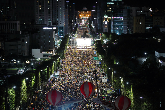 검찰개혁을 외치는 주최 측 추산 300만명 시민들이 서초동에서 촛불집회를 가졌다. <사진=연합뉴스>