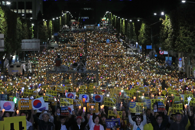 5일 오후 서울 서초구 서초역 사거리에서 열린 '제8차 검찰개혁 촛불 문화제'에서 참석자들이 손팻말을 흔들며 구호를 외치고 있다.<사진=연합뉴스>