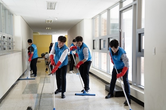 한국콜마가 지난 4일 내곡동 언남초등학교를 청소하는 환경정화 활동을 진행했다. <사진=한국콜마 제공>