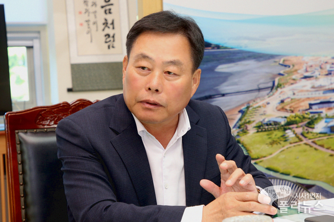 김산 전남 무안군수는 폴리뉴스 홍정열 전남본부장과 인터뷰에서 지역경제 활성화에 대해 입장을 밝혔다.