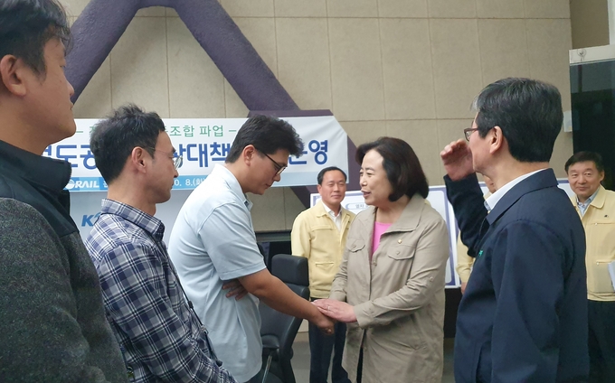 박순자 국회 국토교통위원장이 지난 12일 대전 코레일 본사 현장을 방문해 철도 노조원들과 인사를 나누고 있다. <사진=박순자 위원장실 제공>