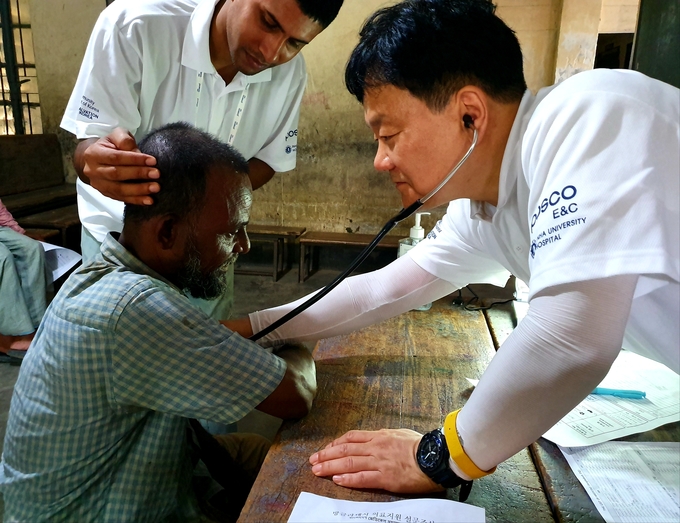 포스코건설은 지난 8일부터 사흘간 방글라데시 마타바리에 있는 푸란 바자(Puran Bazar)초등학교에서 인하대병원 의료진과 함께 의료 봉사활동을 펼쳤다. <사진=포스코건설 제공>