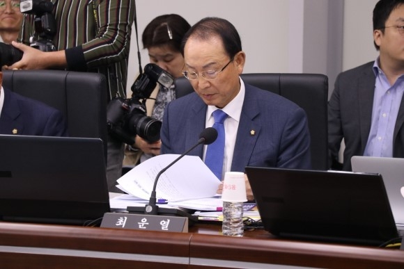 지난 10일 열린 정무위원회 국정감사에서 최운열 의원이 자료를 검토하고 있다. <사진=최운열 의원실 제공>