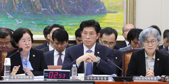 조성욱 공정거래위원장(왼쪽)이 18일 국회에서 열린 정무위 국정감사에 출석, 의원 질의에 답변하고 있다.<사진=연합뉴스>