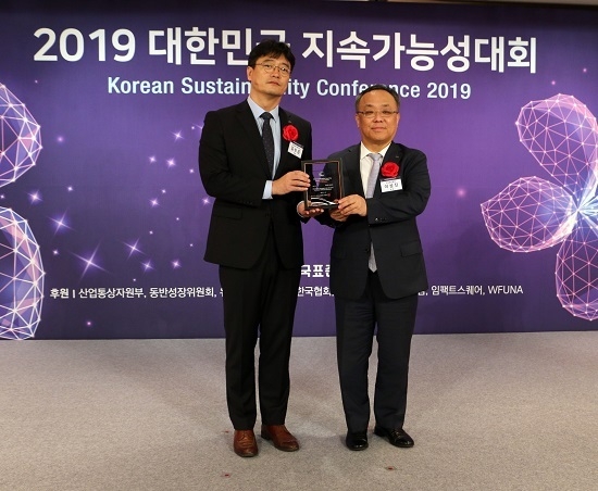 KCC가 지난 18일 서울 소공동 롯데호텔에서 열린 ‘2019 대한민국 지속가능성대회’에서 5년 연속으로 ‘대한민국 지속가능성 보고서상’을 수상했다. <사진=KCC 제공>