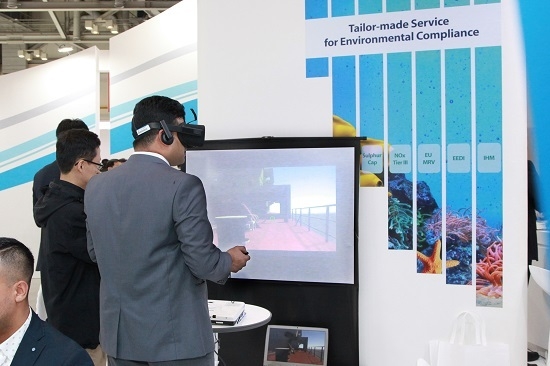 2017년 코마린 전시회에서 관람객이 VR을 체험하는 모습 <사진=한국선급 제공>