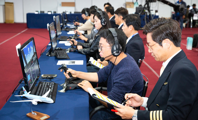 대한항공은 20일 '서울 국제 항공우주 및 방위산업 전시회'(ADEX)가 열린 서울공항에서 '2019 대한항공 플라이트 시뮬레이션 콘테스트'를 개최했다.<사진=대한항공 제공>