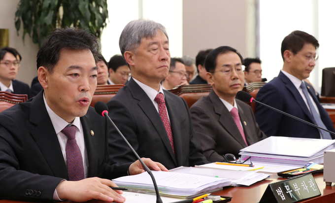 김오수 법무부차관이 법사위원들의 질의에 대답하고 있다. <사진=연합뉴스>