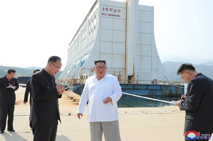 김정은 북한국무위원장이 금강산 관광단지를 둘러보고 있다. <사진=연합뉴스>