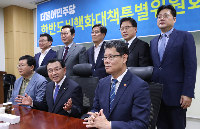 김연철 통일부장관이 민주당 의원들과 한반도비핵화대책 간담회를 가졌다. <사진=연합뉴스>