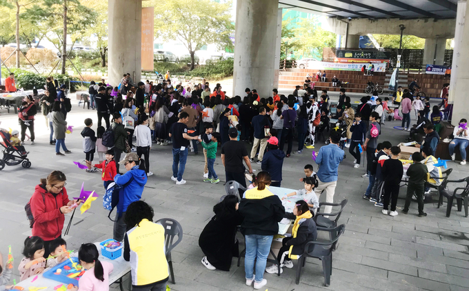 철길숲&동심(童心) 산책’ 행사에 참여한 시민들이 즐거운 시간을 보내고 있다.