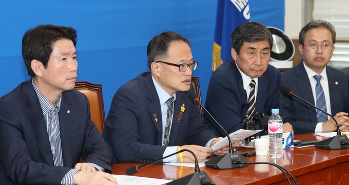 박주민 더불어민주당 의원이 계엄령 문건을 놓고 황교안 자유한국당 대표에게 진상규명을 요구했다. <사진=연합뉴스>