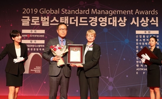 CJ제일제당이 지난 30일 서울 홍은동 그랜드힐튼 호텔 컨벤션 센터에서 열린 ‘2019 글로벌스탠더드경영대상’에서 ‘지속가능경영대상’부문 대상을 수상했다. <사진=CJ제일제당 제공>