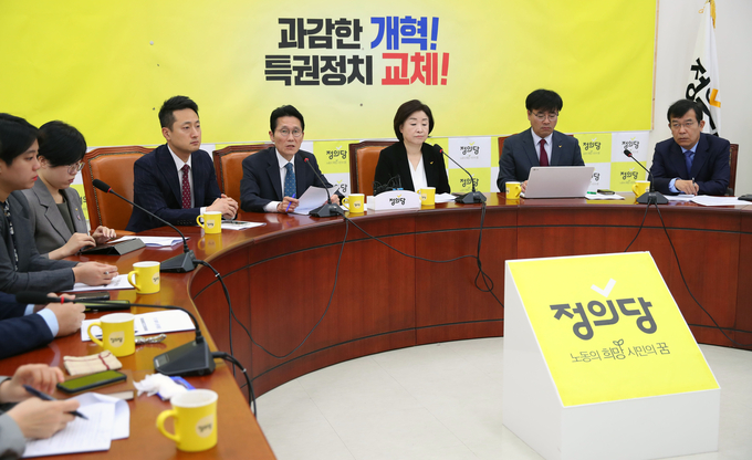 정의당 윤소하 원내대표(오른쪽 네번째)가 31일 오전 국회에서 열린 상무위원회에서 발언하고 있다. <사진=연합뉴스>