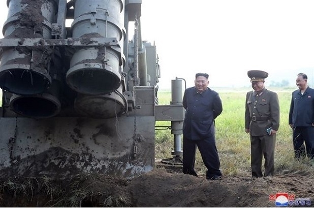 북한 김정은 국무위원장이 지난 9월 10일 초대형 방사포 시험사격을 현지 지도했다고 조선중앙통신이 보도했다.[사진=조선중앙통신, 연합뉴스]