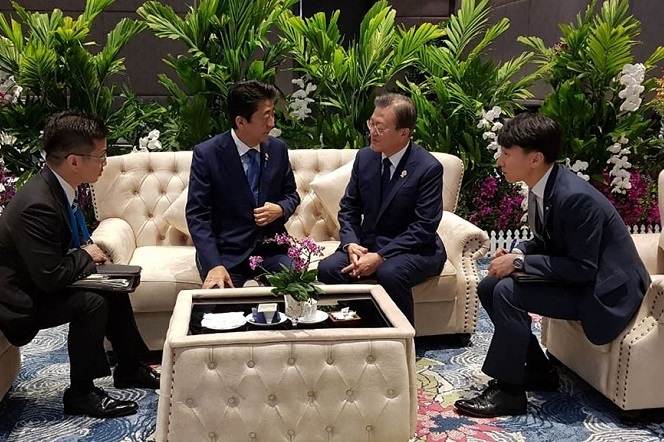 문재인 대통령과 아베 신조 일본 총리가 4일 오전(현지시간) 방콕 임팩트포럼에서 아세안+3 정상회의 전 환담을 하고 있다. [사진=청와대]