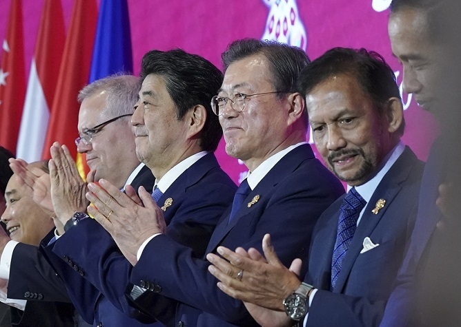 동남아시아국가연합(ASEAN·아세안) 10개국과 한국·중국·인도·일본·호주·뉴질랜드 6개국을 더해 아시아·태평양 지역 16개국 정상은 4일(현지시간) 오후 태국 방콕 임팩트포럼에서 열린 RCEP) 정상회의를 열고 정상들이 협정문 타결을 선언했다.[사진=청와대]