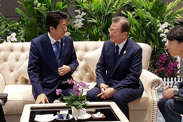 문재인 대통령과 아베 신조 일본 총리가 지난 4일 태국 방콕에서 열린 아세안+3정상회의에서 만나 단독환담을 나누고 있는 모습[사진=청와대]
