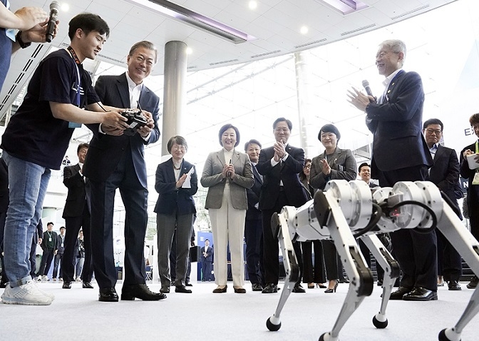 문재인 대통령이 지난달 28일 코엑스에서 열린 인공지능 콘퍼런스 '데뷰(DEVIEW) 2019'에서 국내 최초로 공개되는 4족보행 로봇 미니치타 운전을 하는 모습.[사진=청와대]
