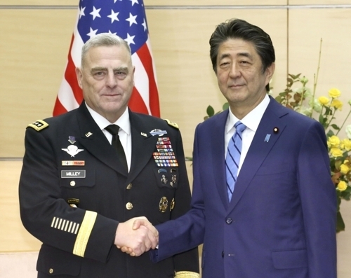 마크 밀리 미국 합참의장이 12일 일본 도쿄 총리관저에서 아베 신조 일본 총리를 만나 악수하고 있다.[사진=도쿄 교도, 연합뉴스]