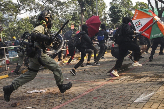 홍콩 중문대에서 경찰이 학생들을 진압하고 있다. <사진=연합뉴스>