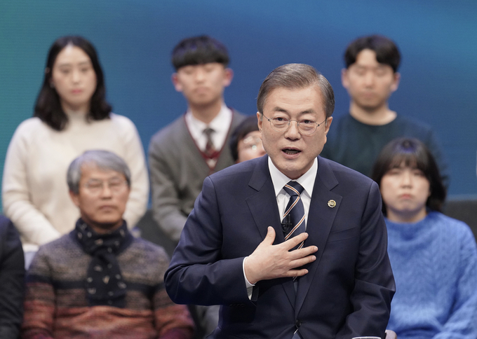 문재인 대통령이 19일 오후 서울 상암동 MBC에서 '국민이 묻는다, 2019 국민과의 대화'를 하고 있다<사진=연합뉴스>