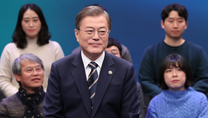 문재인 대통령이 19일 오후 서울 상암동 MBC에서 열린 '국민이 묻는다, 2019 국민과의 대화'에서 패널의 질문을 듣고 있다.<사진=연합뉴스>