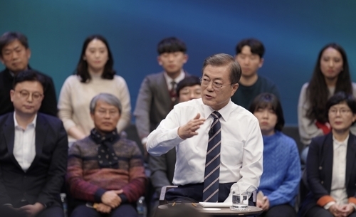 문재인 대통령이 19일 오후 서울 상암동 MBC에서 '국민이 묻는다, 2019 국민과의 대화'를 하고 있다.[사진=연합뉴스]