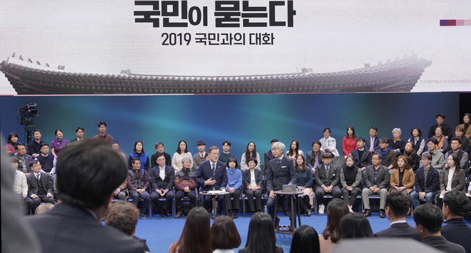 문재인 대통령이 19일 오후 서울 상암동 MBC에서 '국민이 묻는다, 2019 국민과의 대화'를 하고 있다<사진=연합뉴스>