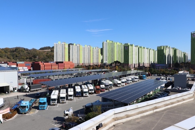 ‘SK내트럭하우스 부산신항사업소’에 구축된 태양광 발전 설비 모습. <사진=SK이노베이션 제공>