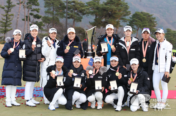 2018 박인비 인비테이셔널, 우승을 차지한 팀 LPGA 선수들이 기념촬영을 하고 있는 장면