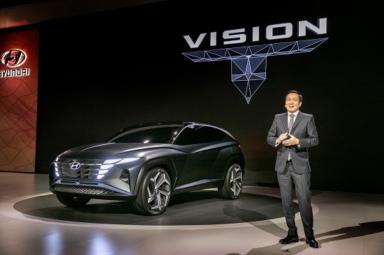 20일 미국 LA 컨벤션 센터에서 열린 ‘2019 LA 오토쇼’에서 이상엽 현대디자인센터장 전무가 플러그인 하이브리드 SUV 콘셉트카 ‘비전 T(Vision T)’를 소개하고 있다. <사진=현대자동차 제공>
