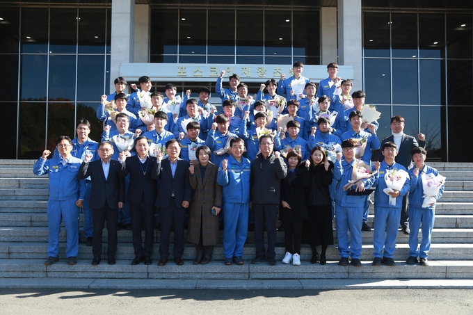교육생들이 21일 포항 인재창조원에서 수료식 후 기념촬영을 하는 모습. <사진 제공=포스코>