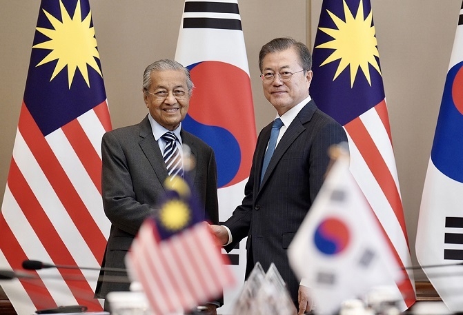 문재인 대통령은 28일 청와대 본관에서 마하티르 빈 모하마드 말레이시아 총리와 정상회담을 가졌다.[사진=청와대] 