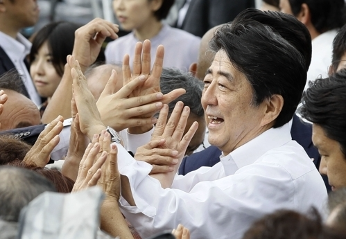 아베 신조 일본 총리가 지난 7월 4일 참의원 선거가 고시된 가운데 후쿠시마현 후쿠시마시에서 첫 유세에 나서 지지자들과 인사하고 있다.[연합뉴스=교도통신]
