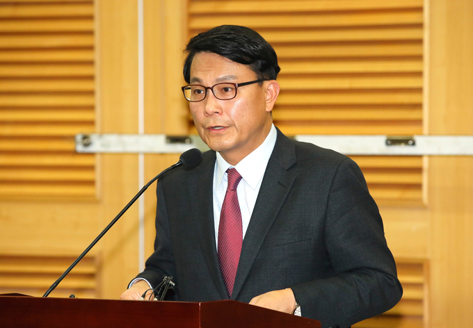자유한국당 윤상현 의원이 5일 국회 의원회관에서 원내대표 출마를 선언하고 있다.<사진=연합뉴스>