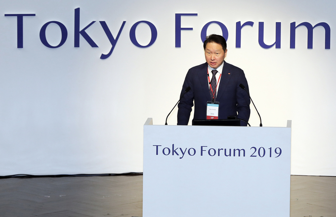 최태원 SK 회장이 6일 일본 도쿄대에서 열린 '도쿄포럼 2019' 개막식에서 연설을 하고 있다. <사진=SK 제공>