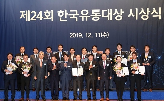 한국농수산식품유통공사(aT)는 지난 11일 ‘제24회 한국유통대상’에서 글로벌화·수출촉진 분야 국무총리 표창을 수상했다. <사진=aT 제공>