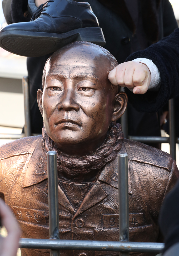 광화문에 설치된 전두환 동상에 시민들이 전 씨를 폭행하는 퍼포먼스를 벌이고 있다. <사진=연합뉴스> 