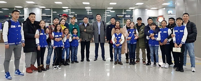 에어부산의 ‘몽골 근로자 자녀 초청 행사’의 참가자들이 13일 김해국제공항에 도착해 기념촬영을 하고 있다. <사진=에어부산 제공>