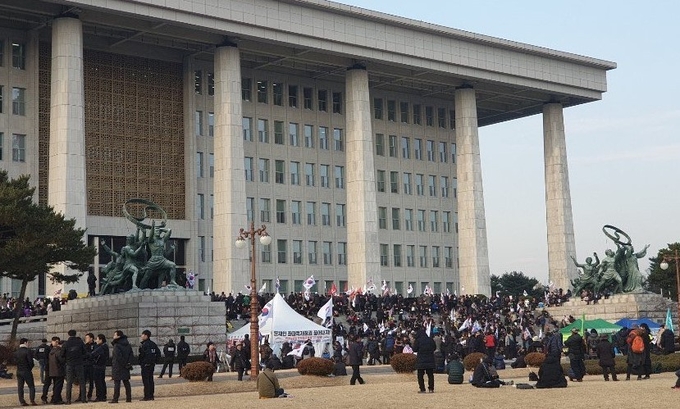 한국당과 우리공화당을 지지하는 보수단체 회원 500여명이 국회의사당 본관 진입을 시도하다가 경찰과 대치했다. (사진 = 폴리뉴스 )