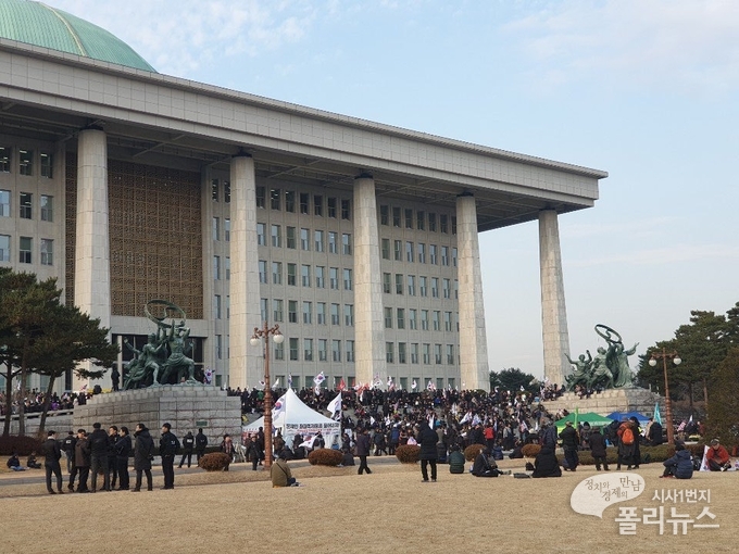 자유한국당 우리공화당 지지자들이 국회 본청을 점거하고 농성을 벌였다. <사진=권규홍 기자>