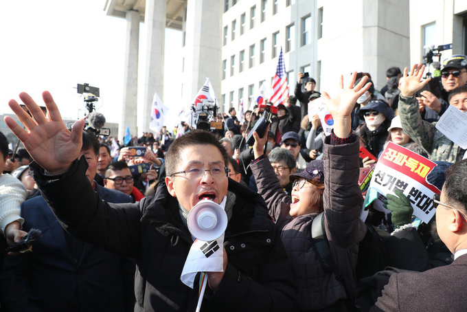 황교안 자유한국당 대표가 국회에 들어온 지지자들을 격려하고 있다. <사진=연합뉴스>