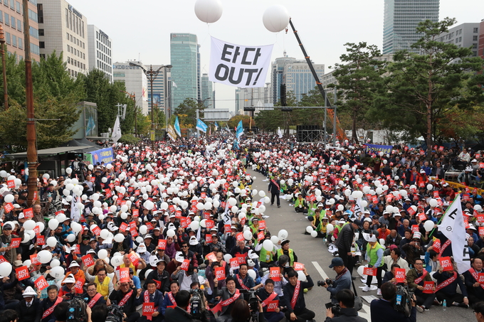 지난 10월 23일 여의도 국회 앞에서 서울개인택시운송사업조합 조합원들이 ‘타다 퇴출’을 촉구하는 구호를 외치고 있다. <사진=연합뉴스> 