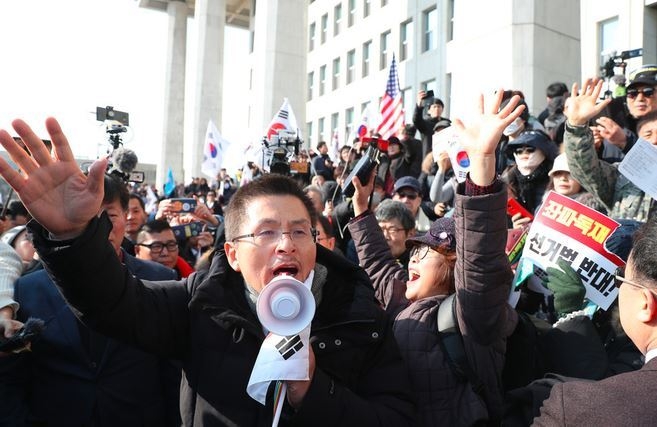 황교안 한국당 대표가 한국당 지지자들을 격려하고 있다. <사진=연합뉴스>