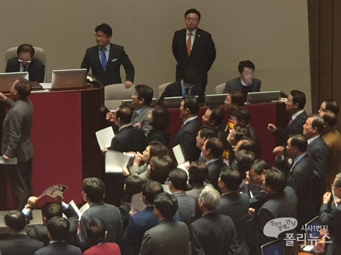 한국당 의원들의 격렬한 항의 속에 문희상 의장은 '패스스트랙' 표결을 위한 국회 본회의를 개의 선언했다. (사진/폴리뉴스)
