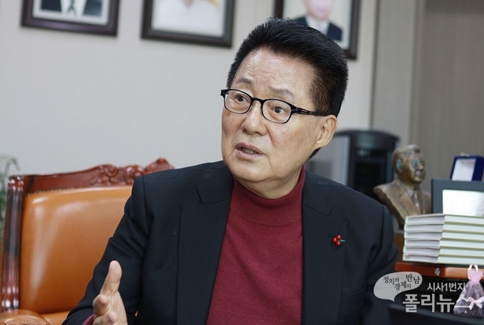 박지원 대안신당(가칭) 의원은 23일 '폴리뉴스'와의 인터뷰에서 북한이 미국에 예고한 ‘크리스마스’ 선물이 ICBM(대륙간탄도미사일)일 것으로 전망했다.