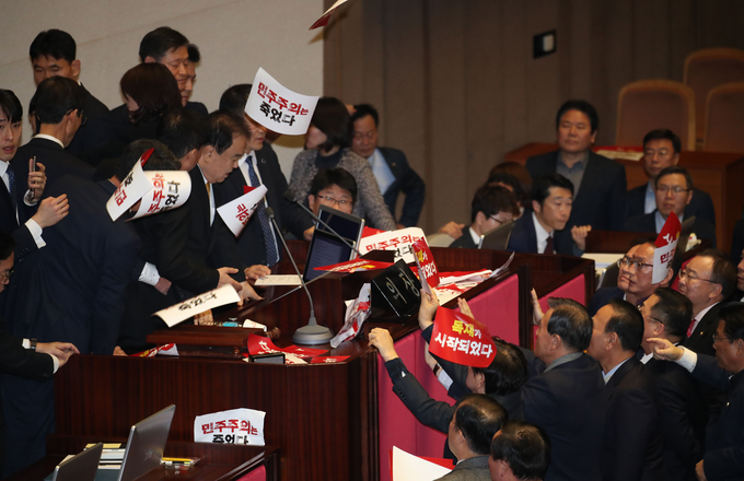 자유한국당 의원들이 문희상 의장이 선거법을 통과시키려하자 거세게 저항하고 있다. <사진=연합뉴스>