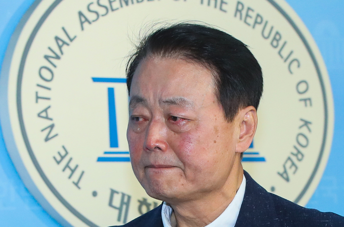 자유한국당 한선교 의원이 2일 국회 정론관에서 21대 총선 불출마를 선언한 뒤 눈물을 흘리며 단상을 나서고 있다.<사진=연합뉴스>